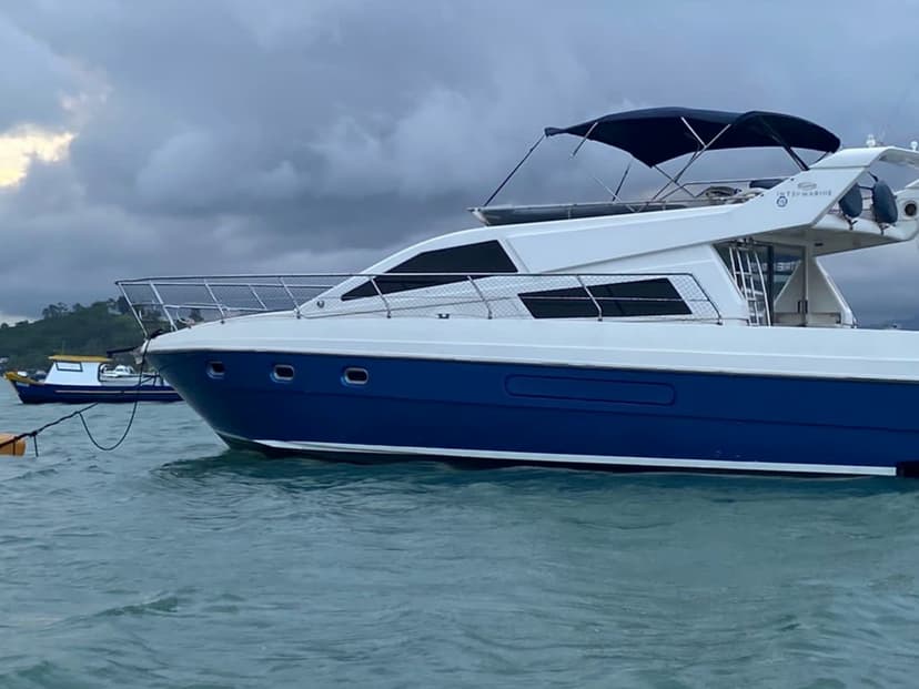 Intermarine 44 pés para 15 pessoas